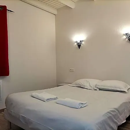 Les Acacias Courte Et Longue Duree Hotel